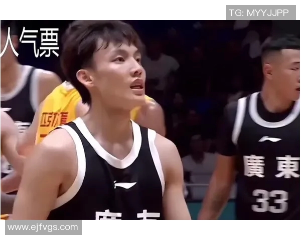 徐杰带领球队展开猛烈攻势全力争胜展现出色战术素养与团队协作精神